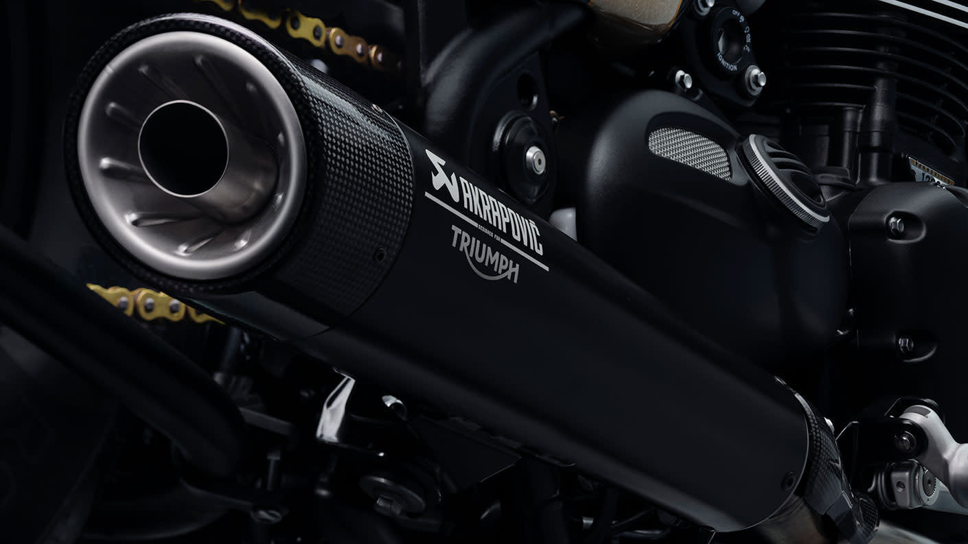 Triumph Bonneville Bobber TFC Akrapovič slash-cut silencers