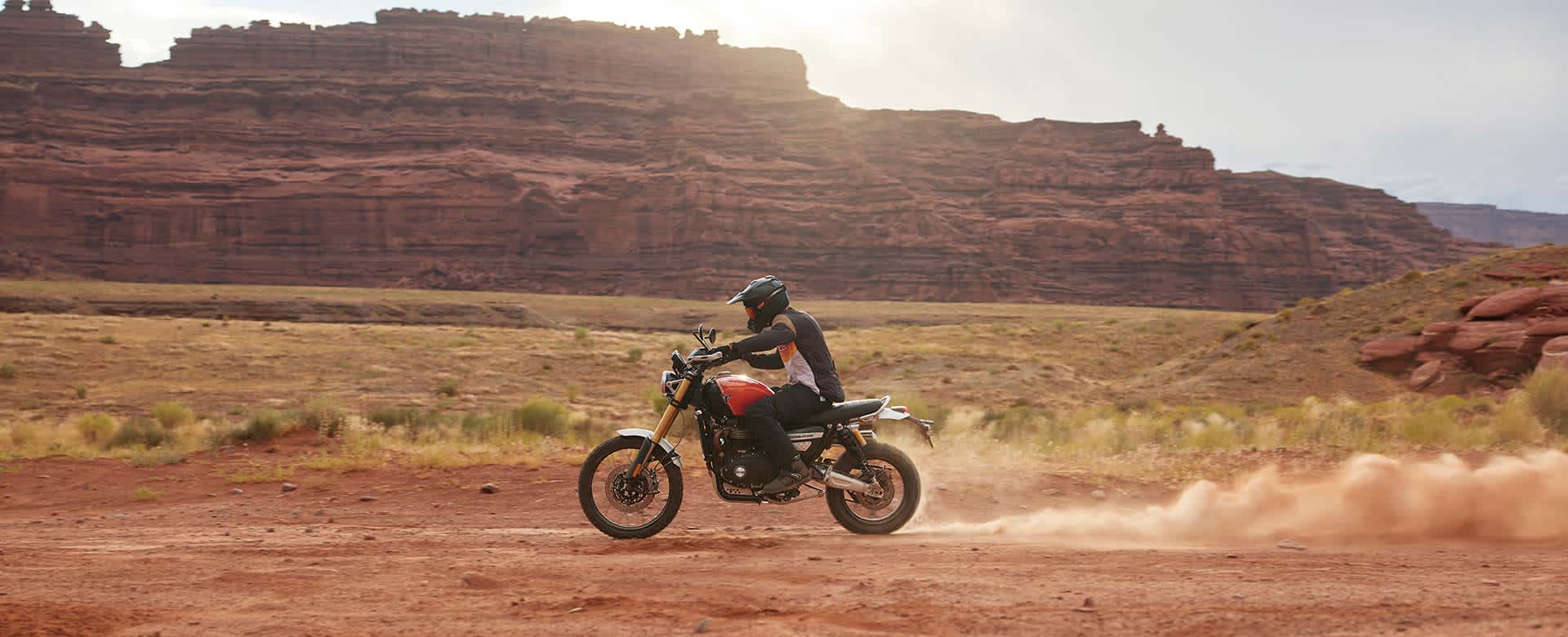 Triumph Scrambler 1200 Baja Orange in Action